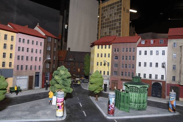 Szeneneinblick Baustellenbegegnung mit Zeitzeugen der Geschichte Berlins zu Zeiten der Berliner Mauer einer geteilten Stadt, des ersten Litte Big City, die Mini-Figuren im Masstab 1:24, am Berliner Fernsehturm am Alex, am 14.06.2017