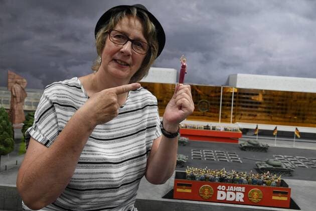 Martina Laub mit ihrer Mini Figur Baustellenbegegnung mit Zeitzeugen der Geschichte Berlins zu Zeiten der Berliner Mauer einer geteilten Stadt, des ersten Litte Big City, die Mini-Figuren im Masstab 1:24, am Berliner Fernsehturm am Alex, am 14.06.2017