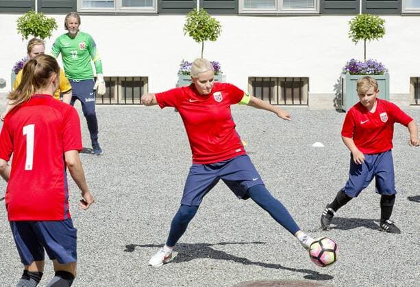 14-06-2017 Norway Princess Mette Marit and Prince Haakon and Princess Alexandra and Prince Sverre during the friendly footbal match between team Skaugum and LSK Unified at Skaugum stadium. The royal family team with Caroline Graham Hansen and Ingvild Isaksen of the Norwegian national football team with the leader, Jan Age Fjortoft, against the Norwegian football association.  Copyright: xPPE NIEBOERx
