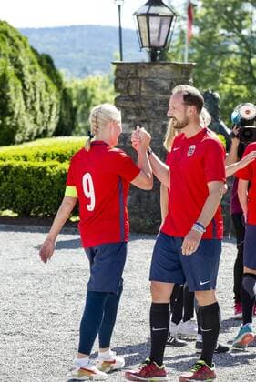 Bilder des Tages 14-06-2017 Norway Princess Mette Marit and Prince Haakon and Princess Alexandra and Prince Sverre during the friendly footbal match between team Skaugum and LSK Unified at Skaugum stadium. The royal family team with Caroline Graham Hansen and Ingvild Isaksen of the Norwegian national football team with the leader, Jan Age Fjortoft, against the Norwegian football association.  Copyright: xPPE NIEBOERx