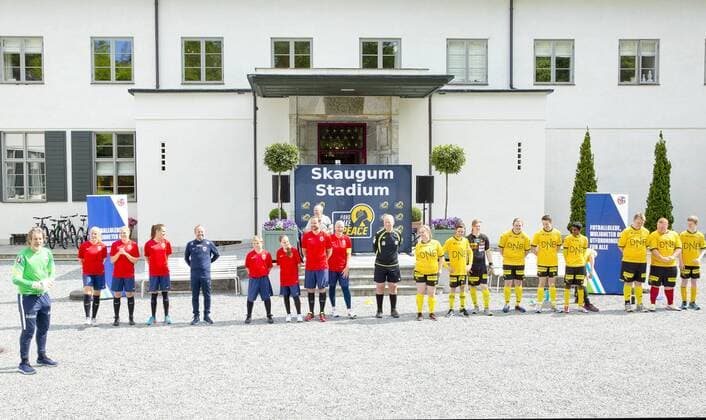 14-06-2017 Norway Princess Mette Marit and Prince Haakon and Princess Alexandra and Prince Sverre during the friendly footbal match between team Skaugum and LSK Unified at Skaugum stadium. The royal family team with Caroline Graham Hansen and Ingvild Isaksen of the Norwegian national football team with the leader, Jan Age Fjortoft, against the Norwegian football association.  Copyright: xPPE NIEBOERx