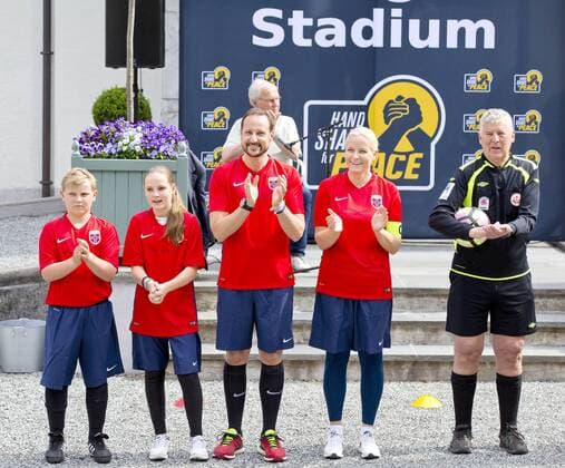 14-06-2017 Norway Princess Mette Marit and Prince Haakon and Princess Alexandra and Prince Sverre during the friendly footbal match between team Skaugum and LSK Unified at Skaugum stadium. The royal family team with Caroline Graham Hansen and Ingvild Isaksen of the Norwegian national football team with the leader, Jan Age Fjortoft, against the Norwegian football association.  Copyright: xPPE NIEBOERx
