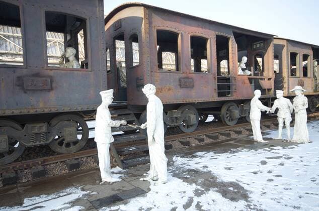 Bilder des Tages June 16, 2017 - Qinhuangdao, Qinhuangdao, China - Qinhuangdao, CHINA-Jan 17 2016: (EDITORIAL USE ONLY. CHINA OUT) An old train and sculptures of passengers can be seen near the Beidaihe Railway Station in Qinhuangdao, north China s Hebei Province. Qinhuangdao China  - ZUMAs145 20170616_zaa_s145_116 Copyright: xFengxJunx
