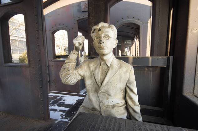 June 16, 2017 - Qinhuangdao, Qinhuangdao, China - Qinhuangdao, CHINA-Jan 17 2016: (EDITORIAL USE ONLY. CHINA OUT) An old train and sculptures of passengers can be seen near the Beidaihe Railway Station in Qinhuangdao, north China s Hebei Province. Qinhuangdao China  - ZUMAs145 20170616_zaa_s145_117 Copyright: xFengxJunx