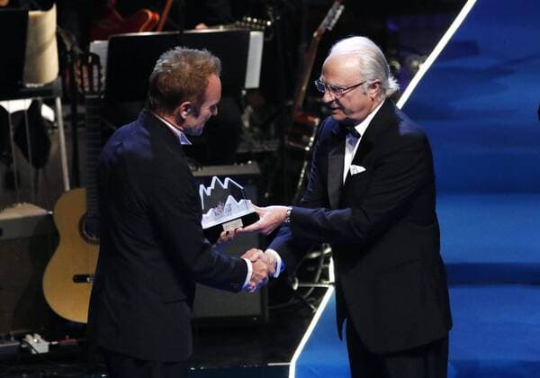 Kung Carl XVI Gustaf delade ut Polarpriset till Sting Polar Music Prize 2017, prisutdelning av Polar Music Prize, konserthuset, Stockholm, 2017-06-15 (c) Patrik C Österberg IBL XPBE English: King Carl XVI Gustaf awarded the Polar Prize to Sting Polar Music Prize 2017, Prize Award of the Polar Music Prize, Concert Hall, Stockholm, 2017-06-15 (c) Photo: Patrik C Osterberg IBL Carl Gustav de Suede; Sting Stockholm Sweden  526188