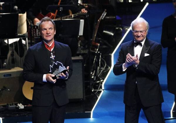 Kung Carl XVI Gustaf delade ut Polarpriset till Sting Polar Music Prize 2017, prisutdelning av Polar Music Prize, konserthuset, Stockholm, 2017-06-15 (c) Patrik C Österberg IBL XPBE English: King Carl XVI Gustaf awarded the Polar Prize to Sting Polar Music Prize 2017, Prize Award of the Polar Music Prize, Concert Hall, Stockholm, 2017-06-15 (c) Photo: Patrik C Osterberg IBL Carl Gustav de Suede; Sting Stockholm Sweden  526188