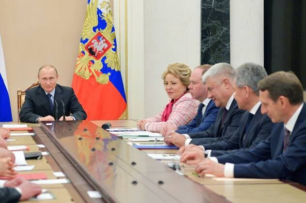 Bilder des Tages MOSCOW, RUSSIA â€“ JUNE 16, 2017: Russia s President Vladimir Putin (L) chairs a meeting of the Russian Security Council at the Moscow Kremlin. Alexei Druzhinin Russian Presidential Press and Information Office TASS  TS05337A