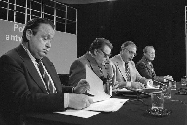 Altbundeskanzler Helmut KOHL (CDU) ist tot. von links: Bundesaussenminister Hans Dietrich GENSCHER, FDP der CSU-Vorsitzende und bayrische Ministerpraesident Franz-Josef STRAUSS, der CDU-Vorsitzende Helmut KOHL, und der ehemalige Bundeskanzler und SPD-Vorsitzende Willy BRANDT, SPD, im Gespraech am Tisch, im Rahmen der Fernsehsendung Journalisten fragen - Politiker antworten, sw-Aufnahme, 07.05.1974.