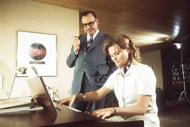 Altbundeskanzler Helmut KOHL (CDU) ist tot. Dr. Helmut KOHL, Ministerpraesident von Rheinland-Pfalz, hoert seiner Frau Hannelore bei der Hausmusik zu, sie spielt auf einer Hammondorgel, er raucht Pfeife, Raucher, rauchend, in seinem Haus in Ludwighafen-Oggersheim, 24.06.1973.
