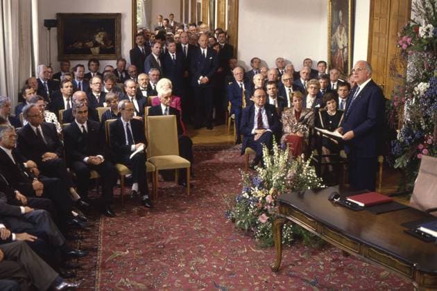 Altbundeskanzler Helmut KOHL (CDU) ist tot. Bundeskanzler Helmut KOHL, CDU, haelt eine Rede, im Rahmen der Unterzeichnung des Staatsvertrags zur Waehrungs-, Wirtschafts- und Sozialunion, in Anwesenheit von Bundesfinanzminister Theo WAIGEL, CSU, Walter ROMBERG, Finanzminister der DDR, und Lothar de MAIZIERE, letzter Ministerpraesident der DDR, Bonn, 18.05.1990 a