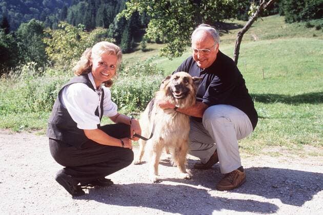 Altbundeskanzler Helmut KOHL (CDU) ist tot. Bundeskanzler Dr. Helmut KOHL, Deutschland, CDU, und seine Ehefrau Hannelore im Urlaub in St. Gilgen am Wolfgangsee, Oesterreich, hier streichelt Kohl einen Hund, 01.08.1990.