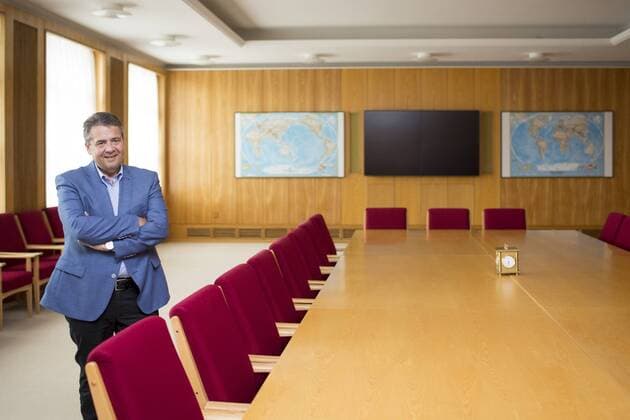 Bilder des Tages Bundesaussenminister Sigmar Gabriel, SPD, besichtigt mit einer Besuchergruppe das Bismarckzimmer (ehemaliger ZK-Sitzungssaal) im Auswaertigen Amt. Berlin, 16.06.2017. Berlin Deutschland Copyright: xIngaxKjerx