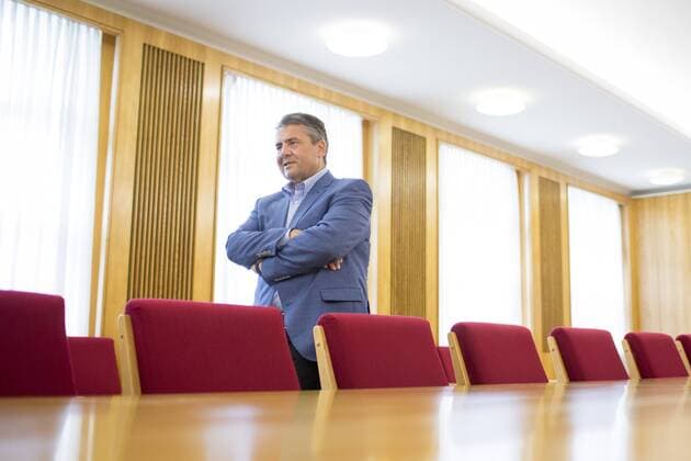 Bundesaussenminister Sigmar Gabriel, SPD, besichtigt mit einer Besuchergruppe das Bismarckzimmer (ehemaliger ZK-Sitzungssaal) im Auswaertigen Amt. Berlin, 16.06.2017. Berlin Deutschland Copyright: xIngaxKjerx