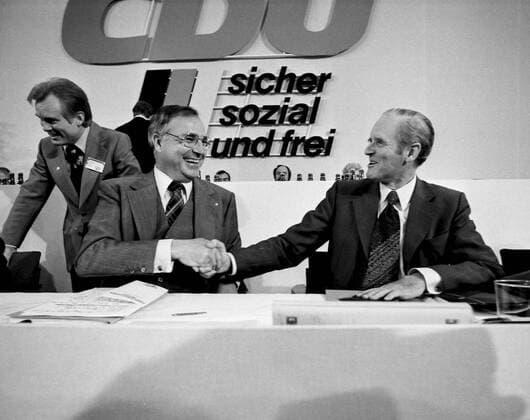 24. CDU Parteitag (vom 24.-26. Mai 1976 in Hannover). Im Foto: Parteitag in der Niedersachsenhalle - v.re. Karl Carstens und Helmut Kohl am 25.05.1976