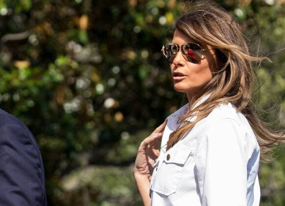 June 18, 2017 - Washington, DC, United States - First Lady Melanie Trump, with the refletion of her 11-year-old son Barron in her sunglasses, walks across the South Lawn of the White House, on Father s Day, Sunday, June 18, 2017. The First Family was returning from a weekend at Camp David. (Photo by ) Washington United States - ZUMAn230 20170618_zaa_n230_797 Copyright: xCherissxMayx