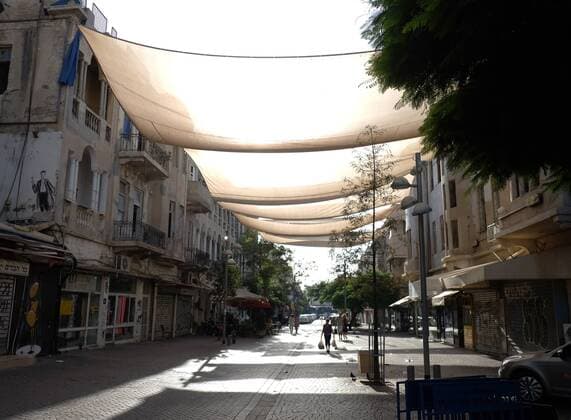 IMAGO Creative, Jahreszeit Sommer, Hitze IMAGO Creative, Sommer, Schatten-Plätze bei Hitze Tel Aviv. 09 JUN 2017. Sonnensegel spenden Schatten in einer Straße im Yemenite Quarter in Tel Aviv. ISRAEL. Tel Aviv. Copyright: Priller&MAUG PRM013779X