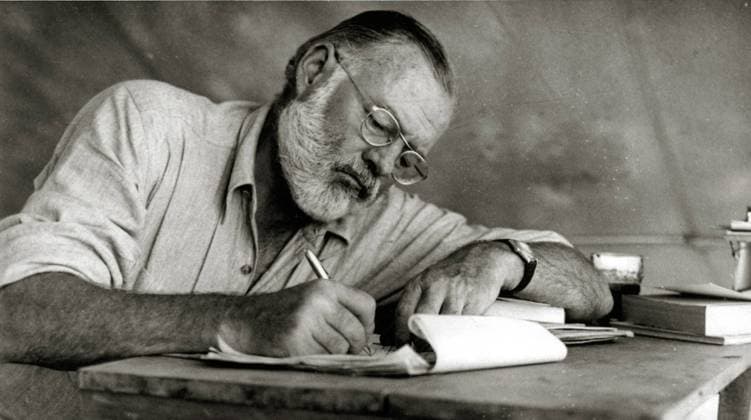 Ernest Hemingway, 60. Todestag am 2. Juli Ernest Hemingway Writing at Campsite in Kenya, circa 1953  Copyright: xNARAx 1003_429