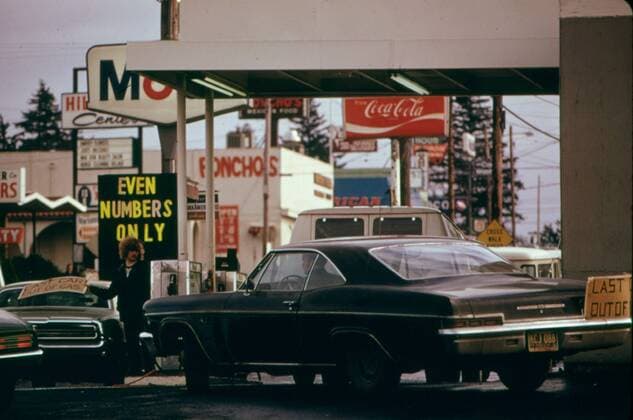 The State of Oregon Was the First to Go to a System of Odd and Even Numbers During the Gasoline Crisis in the Fall and Winter of 1973-74. Here Motorists with Even Numbered Licenses Line Up for Gasoline on an Even Numbered Day. The Plan Was in Effect Monday through Friday. Anyone Could Get Gas on Saturdays If It Was Available. All Stations Were Closed Sundays. Portland OR, February 1974 Hollywood CA USA  Copyright: xNARAx 1003_474THA