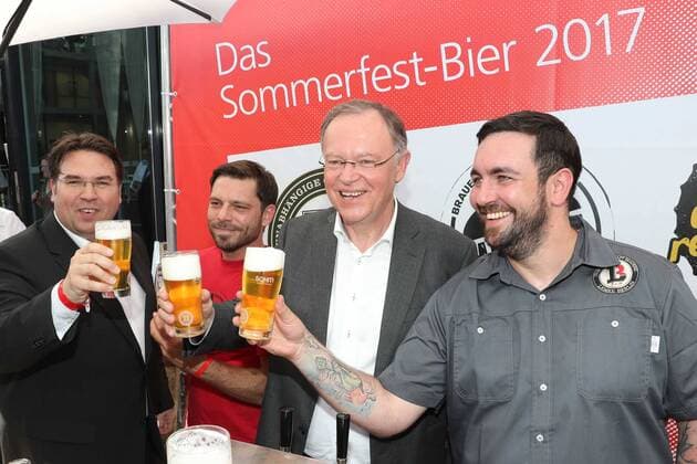 Berlin, Sommerfest in der niedersächsischen Landesvertretung, von links: Holger Eichele Deutscher Brauer Bund,Kolja Gigla Mashsee Brauerei, Stephan Weil, Andreas Hegny Lemke Brauerei Berlin,