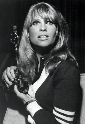 OSCARS. Beste Hauptdarstellerin. Preisträgerinnen 1961-1970 Julie Christie shows off her Oscar for her performance in Darling , April 1966.  Copyright: xRoyxCummingsx 1030_025