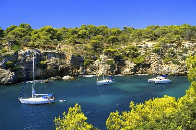 Segelyachten in der Bucht von Cala Pi, Spanien, Balearen, Mallorca sailing boats in the bay of Cala Pi, Spain, Balearen, Majorca BLWS455884 Copyright: xblickwinkel McPHOTO J.xWebelerx