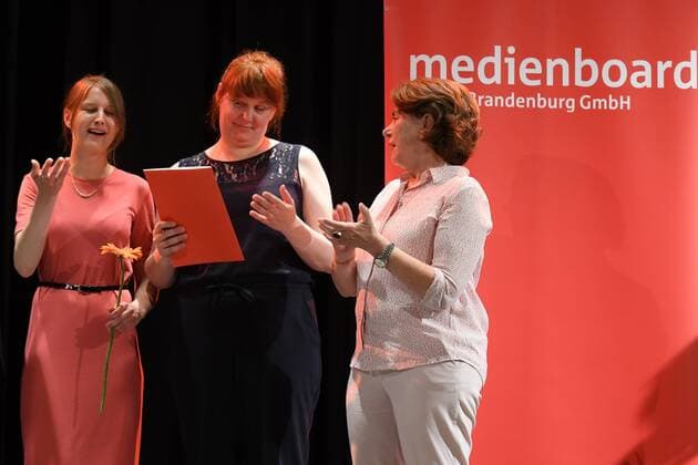 Anne Lakeberg Gewinnerin von 10.000 Euro ( Kinochefin City Kino Wedding), Wiebke Thomsen, Kirsten NIehuus (Medienboard BB) zum 19. Mal wurde der Kinoprogrammpreis Berlin-Brandenburg verliehen. Mit insgesamt 432.500 Euro wurden im City Kino Wedding das vielfaeltige Engagement und die innovative Programmgestaltung in 48 Filmtheatern - 32 in Berlin und 16 in Brandenburg - geehrt in Berlin am 20.06.2017