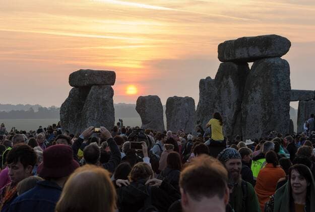 Bilder des Tages June 21, 2017 - Amesbury, Wiltshire, UK - Stonehenge, Amesbury, Wiltshire, UK. Summer Solstice celebrations at Stonehenge. Shortly after sunrise on the longest day of the year. Amesbury UK  - ZUMAl94_ 20170621_zaf_l94_028 Copyright: xSimonxChapmanx