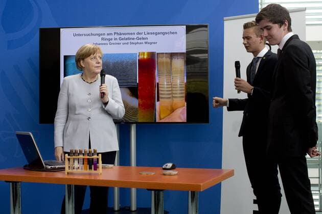 Deutschland, Berlin, Bundeskanzleramt, Empfang der 69 Preisträgerinnen und Preisträger des 52. Bundeswettbewerbs Jugend forscht durch Bundeskanzlerin Angela Merkel CDU und Forschungsministerin Johanna Wanka CDU, die Preisträger Johannes Greiner und Stephan Wagner, 21.06.2017