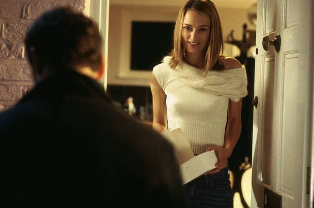 Weihnachten, Filmreife Outfits Film Still from Love Actually Keira Knightley and Andrrew Lincoln © 2003 Universal Studios Photo Credit: Peter Mountain  30753580