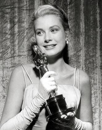 OSCARS. Beste Hauptdarstellerin. Preisträgerinnen 1951-1960 Grace Kelly holds her Best Actress Oscar for her performance in The Country Girl at The 27th Annual Academy Awards held at the RKO Pantages Theatre on March 30, 1955.  Copyright: xHAx 31386_439