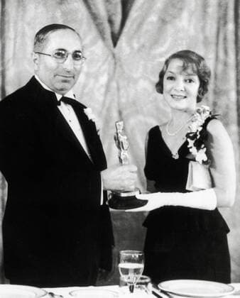 OSCARS. Beste Hauptdarstellerin. Preisträgerinnen 1931-1940 Louis B. Mayer presents the Best Actress Oscar to Helen Hayes for The Sin of Madelon Claudet at the Academy Awards in Los Angeles, California. November 18, 1932 Hollywood CA USA  Copyright: xThexLegacyxCollectionx 31780_576