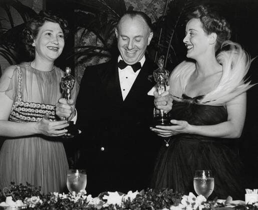 OSCARS. Beste Hauptdarstellerin. Preisträgerinnen 1931-1940 Faye Bainter, Jack Warner and Bette Davis at the 11th Annual Academy Awards, 1939 Hollywood CA USA  Copyright: xThexLegacyxCollectionx 31955_613HA