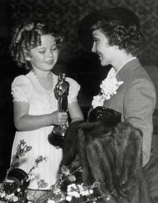 OSCARS. Beste Hauptdarstellerin. Preisträgerinnen 1931-1940 At the Academy Awards in 1935, Shirley Temple presented the Best Actress Oscar to French-born actress Claudette Colbert for her role in, It Happened One Night Hollywood CA USA  32733_432THA