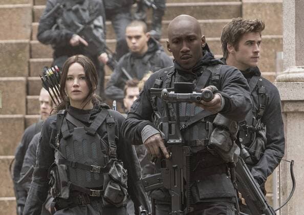Katniss Everdeen (Jennifer Lawrence, left), Boggs (Mahershala Ali, center) and Gale Hawthorne (Liam Hemsworth, right) in THE HUNGER GAMES: MOCKINGJAY - PART 2 Los Angeles CA Copyright: xMurrayxClosex 32747_002THA