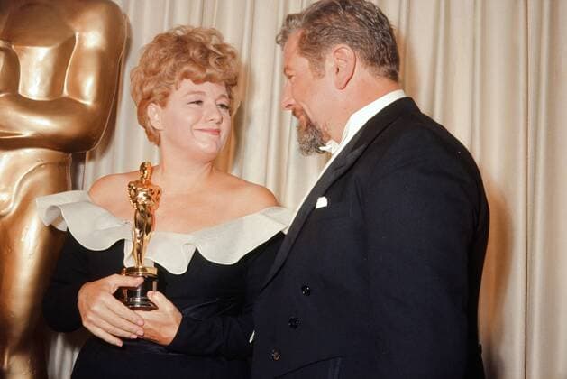 OSCARS: Beste Nebendarstellerin, Preisträgerinnen 1961-1970 Shelley Winters, at the 38th Academy Awards, holds the Oscar presented to her by Peter Ustinov for best performance by an actress in a supporting role for her performance in A Patch of Blue , April 18, 1966. © JRC The Hollywood Archive - All Rights Reserved Hollywood CA USA  Copyright: xCummingsx 32914_376JRC