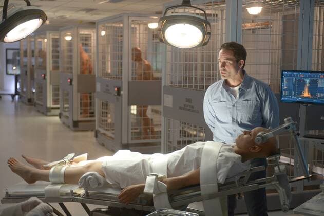 WAYWARD PINES: L-R: Jason Patric and guest star Rochelle Okoye in the Sound the Alarm episode of WAYWARD PINES © 2016 Fox Broadcasting Co Los Angeles CA  33071_051THA