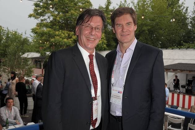 Dr.Arno Balzer (BILANZ), Carsten Maschmeyer zur 2. Preisverleihung des Start me up! Gruenderpreis 2017 der Fachzeitschrift BILANZ im alten Gueterbahnhof von Greifswald in Berlin am 22.06.2017
