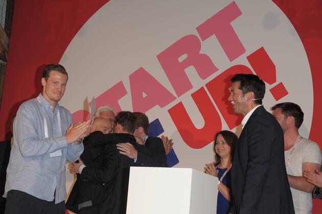 Marcell Jansen uebergibt den Gruenderpreis 2017 an DiaMonTech GMBH zur 2. Preisverleihung des Start me up! Gruenderpreis 2017 der Fachzeitschrift BILANZ im alten Gueterbahnhof von Greifswald in Berlin am 22.06.2017