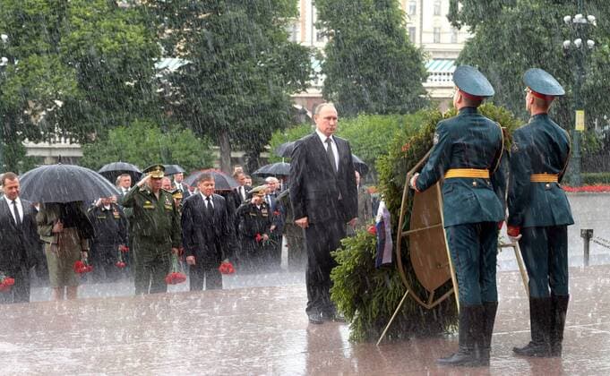 Bilder des Tages June 22, 2017. - Russia, Moscow. - Russian President Vladimir Putin takes part in a ceremony to lay wreaths at the Tomb of the Unknown Soldier in Moscow s Alexander Garden on the Day of Memory and Grief. KremlinxPool 