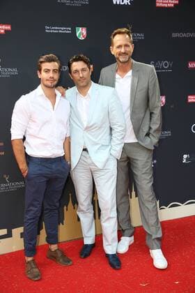 Florian Wünsche, Oliver Vogel (Bavaria GmbH) und Marcus Ammon (Sky Deutschland, Vice President) beim Cocktailempfang anlässlich der Jurysitzung zum International Emmy Award 2017 am 22.06.2017 in der Marienburg in Koeln Cocktailempfang zur Jurysitzung zum International Emmy Award 2017 in Koeln 
