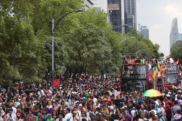 A view of a touristic bus at the 39th LGBT Pride March in Mexico City, Mexico, 24 June 2017. Under the motto Respect my family, my freedom, my life thousands of people participated at the Lesbian Gay Bisexual and Transexual pride march. Gay pride march in Mexico !ACHTUNG: NUR REDAKTIONELLE NUTZUNG!  Copyright: xSáshenkaxGutiérrezx CMX001 20170625-636339480626047576