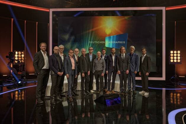 27. Deutscher Kamerapreis. Preisverleihung in Köln. Foto: Im Studio BS1 in Köln Bocklemünd. Gruppenfoto vor der Preisverleihung von links nach rechts: Joe Berger, Chris Wright, Attila Boa, Börres Weiffenbach, Christoph Augenstein (Geschäftsführer Deutscher Kamerapreis), Jo Heim, Adolf Winkelmann (Jurypräsident), Johannes Louis, Maximilian Pittner, Felix Striegel, David Wieching, Christoph Krauss und Wolfgang Schick. Köln Nordrhein-Westfalen Deutschland