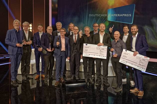 27. Deutscher Kamerapreis. Preisverleihung in Köln. Foto: Im Studio BS1 in Köln Bocklemünd. Gruppenfoto nach der Preisverleihung von links nach rechts: Christoph Krauss, Attila Boa, Maximilian Pittner, Chris Wright, Moderator Thomas Herrmanns, Börres Weiffenbach, David Wieching, Christoph Augenstein (Geschäftsführer Deutscher Kamerapreis), Jo Heim, Adolf Winkelmann (Jurypräsident), Joe Berger, Johannes Louis, Wolfgang Schick und Felix Striegel. Köln Nordrhein-Westfalen Deutschland