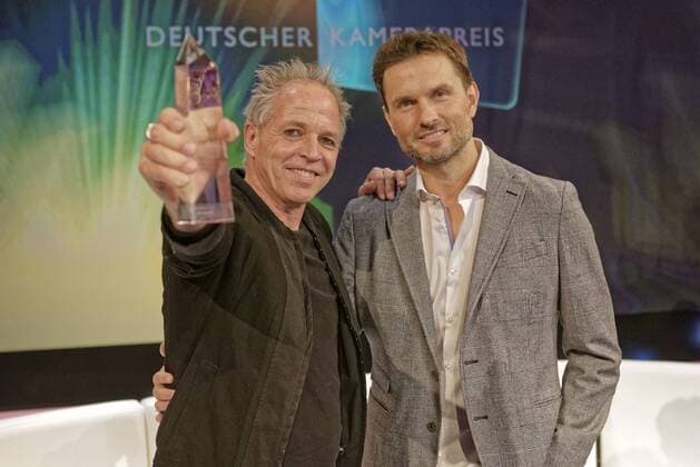 27. Deutscher Kamerapreis. Preisverleihung in Köln. Foto: Im Studio BS1 in Köln Bocklemünd. Nach der Preisverleihung Szenenfoto mit Jo Heim (links) und Simon Verhoeven (Regisseur, Drehbuchautor, Schauspieler und Komponist) Köln Nordrhein-Westfalen Deutschland