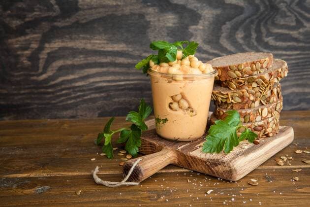 IMAGO Nature: Unsere Erde, Klimawandel, Ernährung, Pflanzen der Zukunft, Kichererbse Hummus mit frischem Kürbiskern Vollkornbrot  1079704233