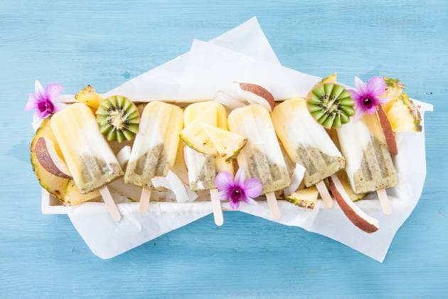 Hausgemachte Eis am Stiel mit Ananas, Kokos und Kiwi  1079704066