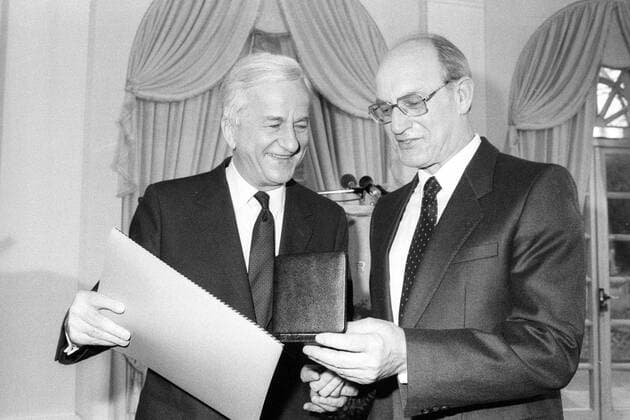 Richard von Weizsäcker überreicht Heinz Nixdorf die Ludwig Erhard Medaille