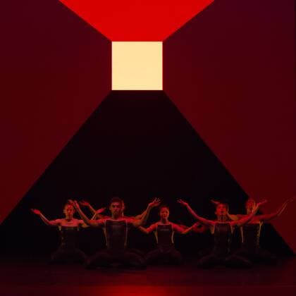 London, UK. 27 June 2017. Alexander Whitley Dance Company present the World Premiere of 8 Minutes at Sadler s Wells Theatre. 8 Minutes is choreographed and directed by Alexander Whitley, performers: Julia Sanz Fernandez, David Ledger, Luke Crook, Victoria Roberts, Hannah Eckholm, Tia Hockey and Leon Poulton. Performances at Sadler s Wells on 27th and 28th June 2017. The piece is a Sadler s Wells commission, co-commissioned by DanceEast & Trinity Laban Conservatoire of Music & Dance. Photo: Vibrant Pictures Alamy Live News Alexander Whitley Dance Compan, 8 Minutes, Sadler s Wells, London, UK