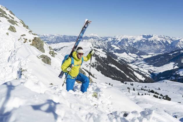 Skier climbing up on ridge of snow mountain mit_2003_10850