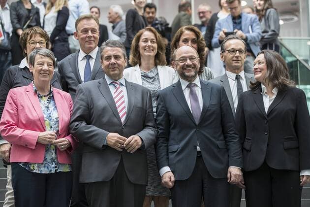 Bilder des Tages June 27, 2017 - Berlin, Germany - Chancellor Candidate and chairman of the Social Democratic Party (SPD) Martin Schulz (2R), Foreign Minister SIgmar Gabriel (2L) and other SPD members of the government leave after a news conference to illustrate the work of the party during the last legislation at Bundespressekonferenz in Berlin, Germany on June 27, 2017. Berlin Germany  - ZUMAn230 20170627_zaa_n230_111 Copyright: xEmmanuelexContinix